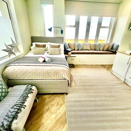Beachfront Compact Coastal Crib, Direct Sea Views & Air Conditioning Littlestone-on-Sea 외부 사진