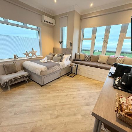 Beachfront Compact Coastal Crib, Direct Sea Views & Air Conditioning Littlestone-on-Sea 외부 사진