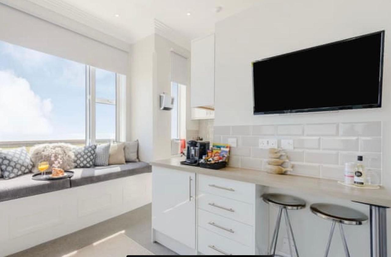 Beachfront Compact Coastal Crib, Direct Sea Views & Air Conditioning Littlestone-on-Sea 외부 사진