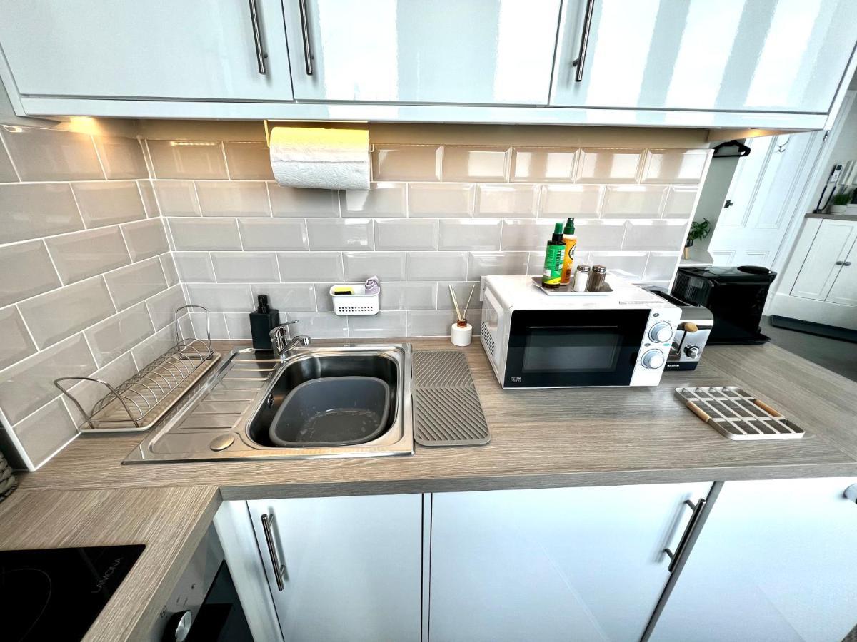 Beachfront Compact Coastal Crib, Direct Sea Views & Air Conditioning Littlestone-on-Sea 외부 사진