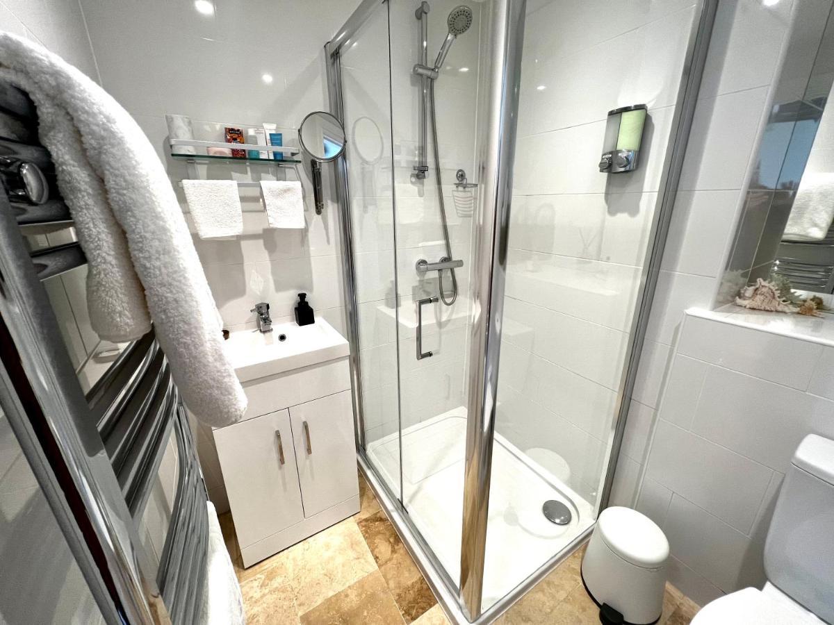 Beachfront Compact Coastal Crib, Direct Sea Views & Air Conditioning Littlestone-on-Sea 외부 사진