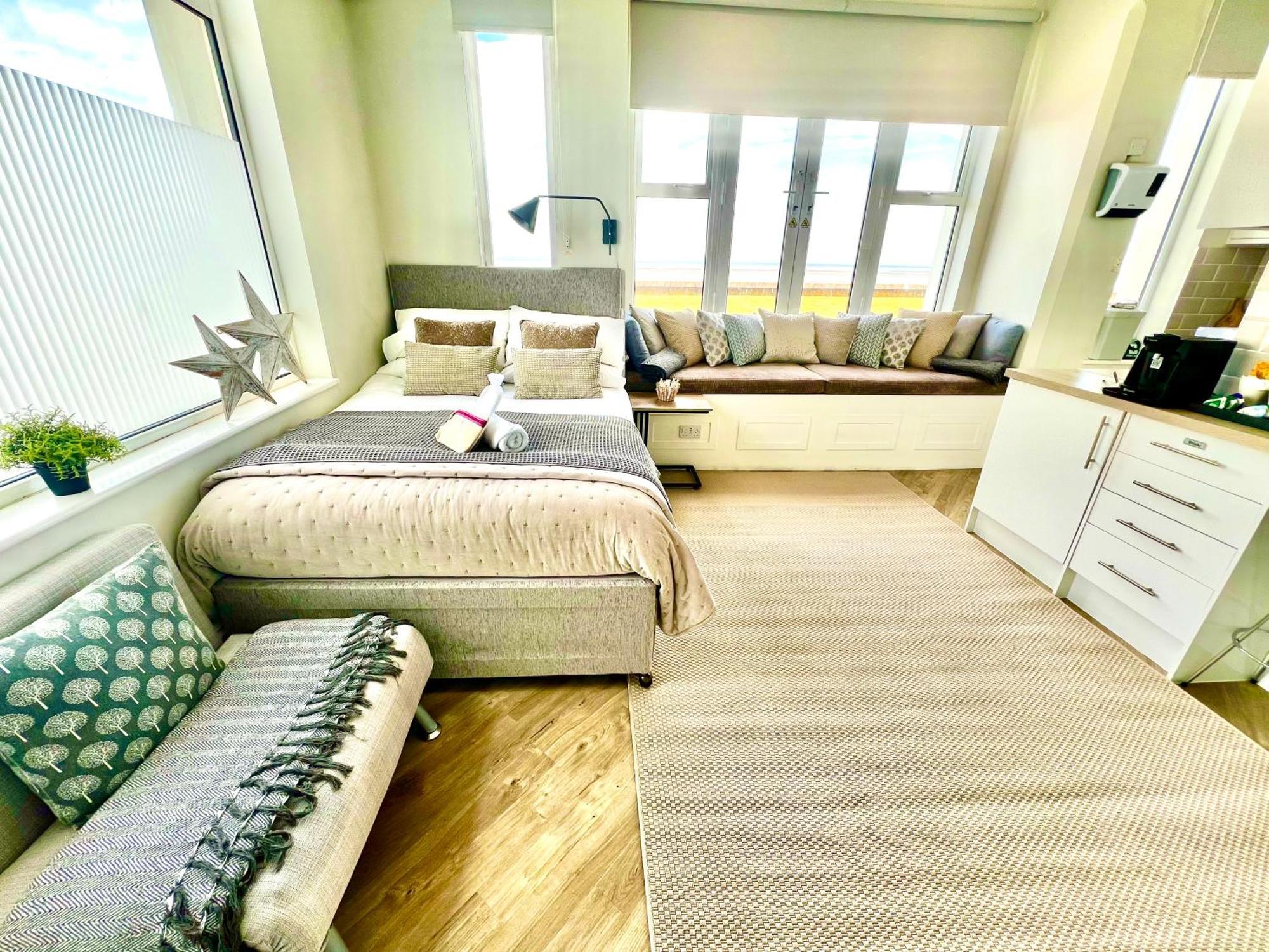 Beachfront Compact Coastal Crib, Direct Sea Views & Air Conditioning Littlestone-on-Sea 외부 사진